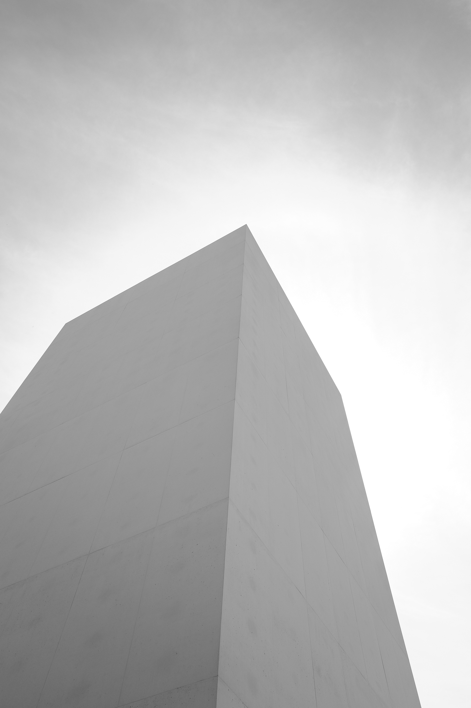 Czarno biała geometryczna bryła architektoniczna. Fot. Maciej Niedzielski