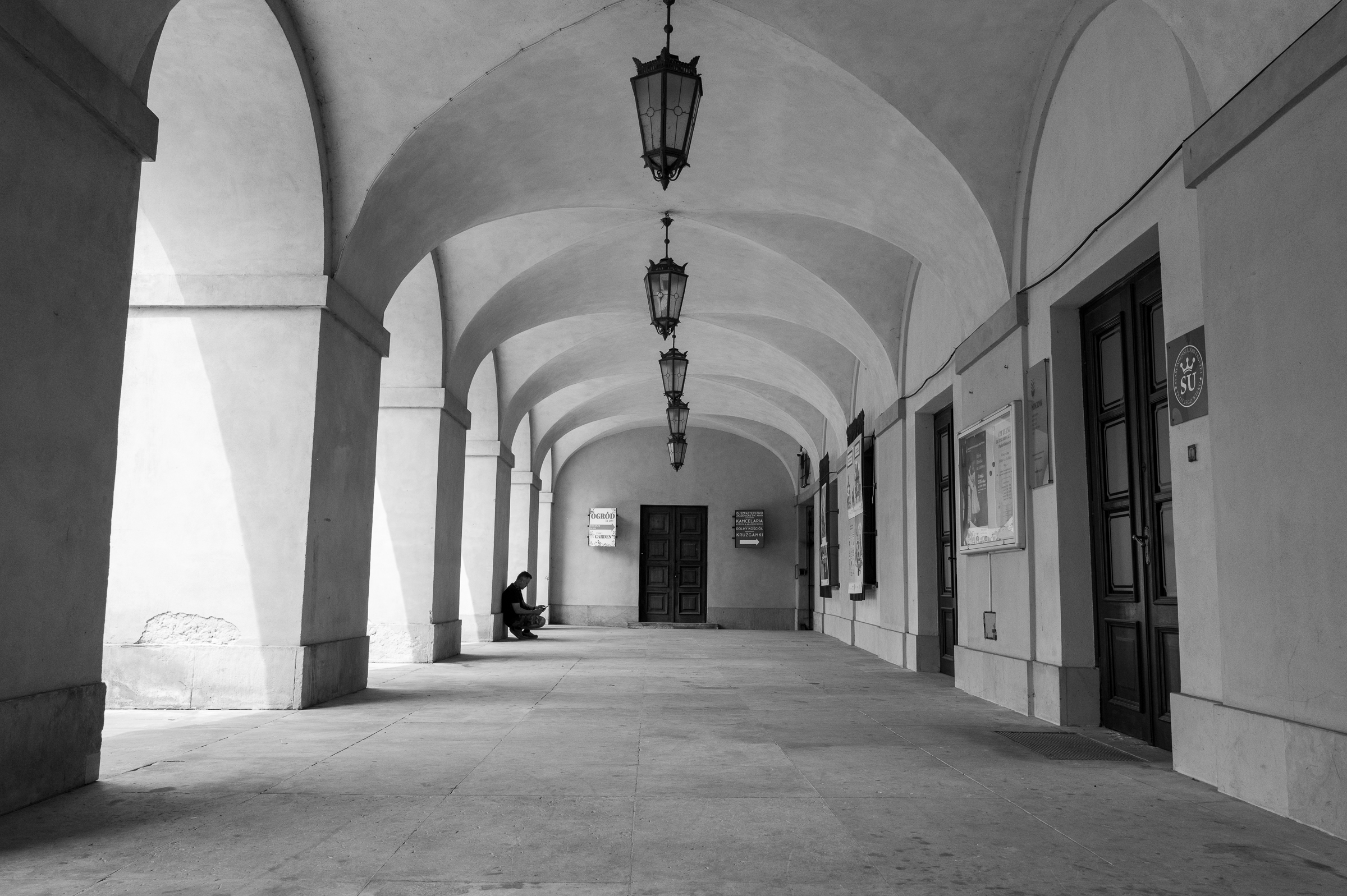 Minimalistyczna fotografia uliczna, arkady w Warszawie. Fot. Maciej Niedzielski 