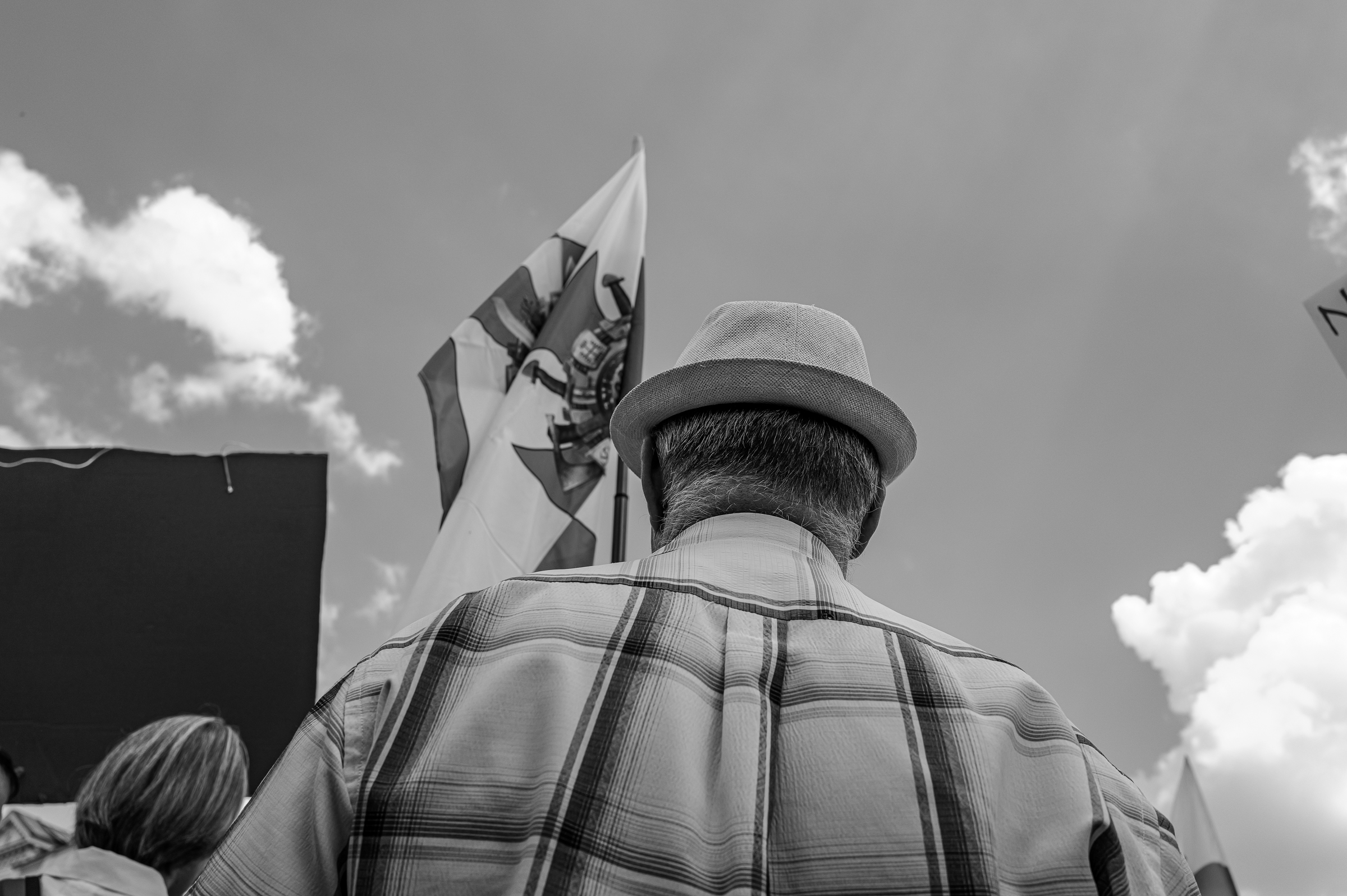 Czarno biała fotografia protestu. Fot. Maciej Niedzielski