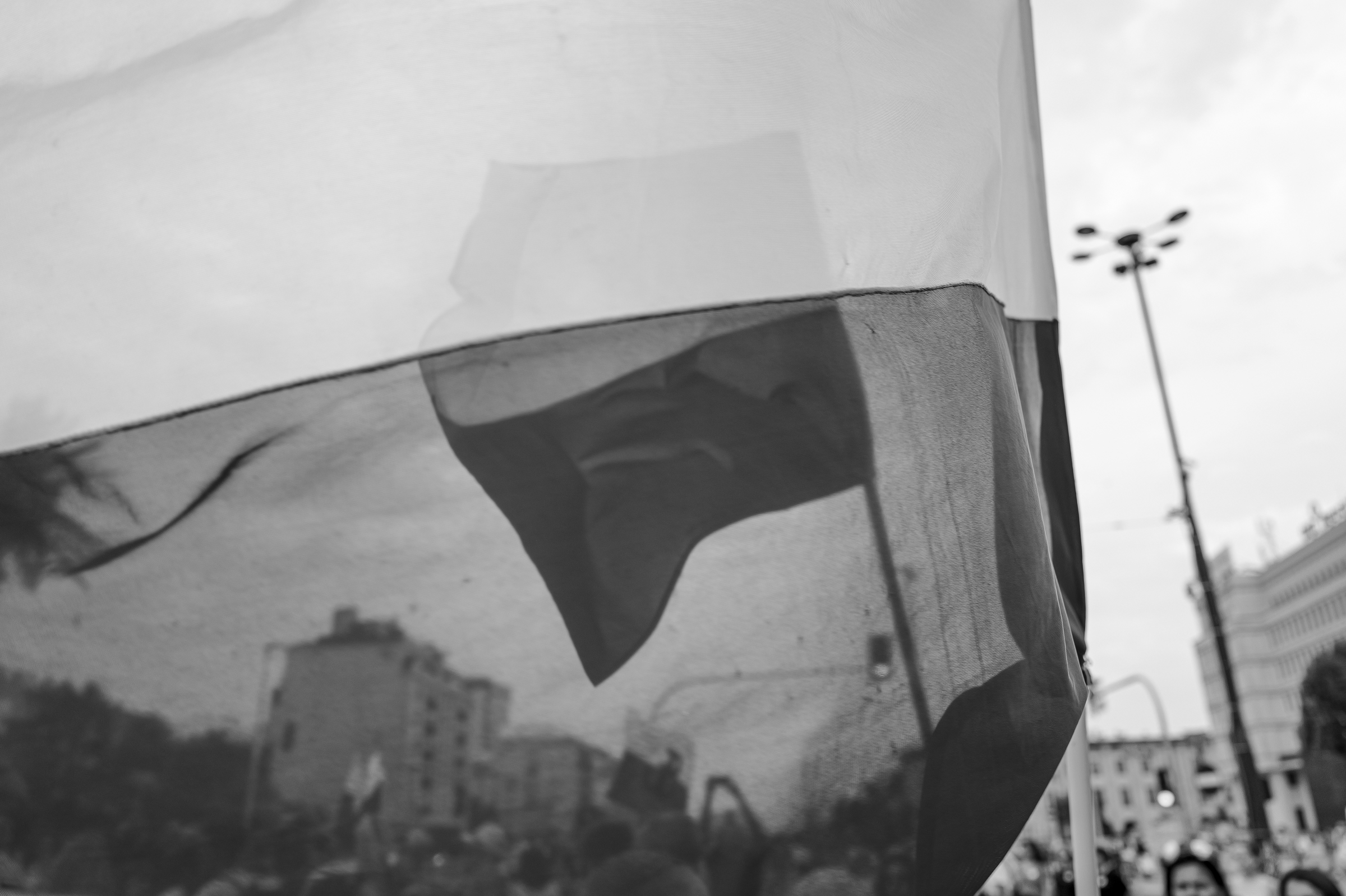 fot. Maciej Niedzielski,Czarno biala fotograwia polskiej flagi podczas godziny W w Warszawie wykonana Leica Q3