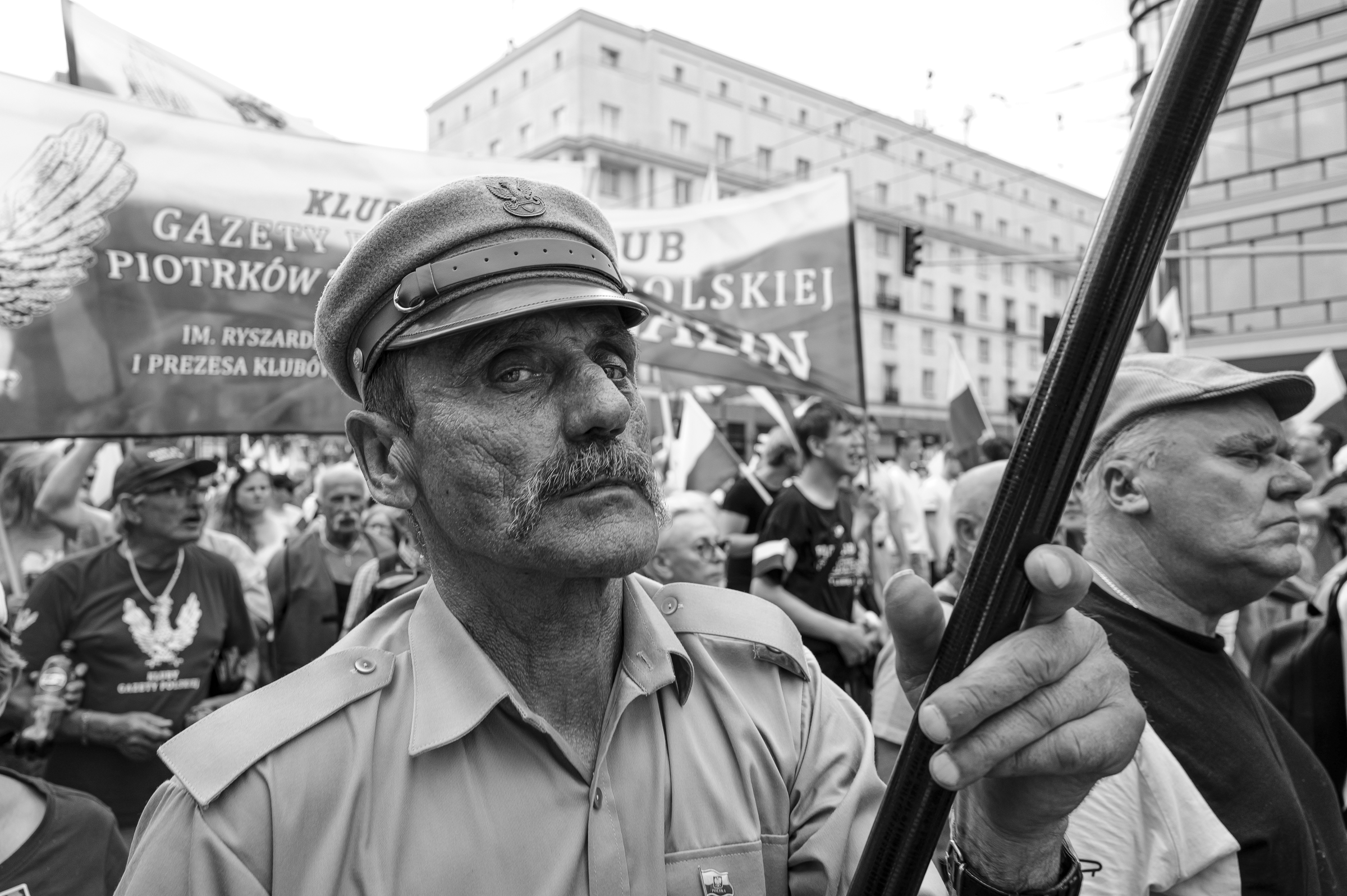 fot. Maciej Niedzielski, Czarno bialy portret mężczyzny w maciejówce wykonany podczas pochodu aparatem leica Q3
