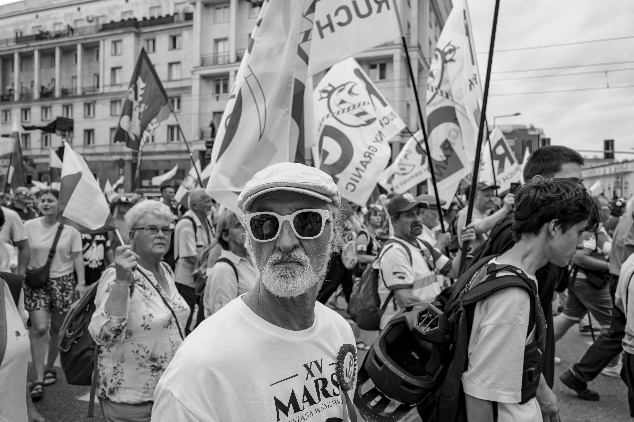 fot. Maciej Niedzielski,Reportaż z godziny W w warszawie, wykonany Leica Q3, czarno bialy portret mężczyzny podczas pochodu