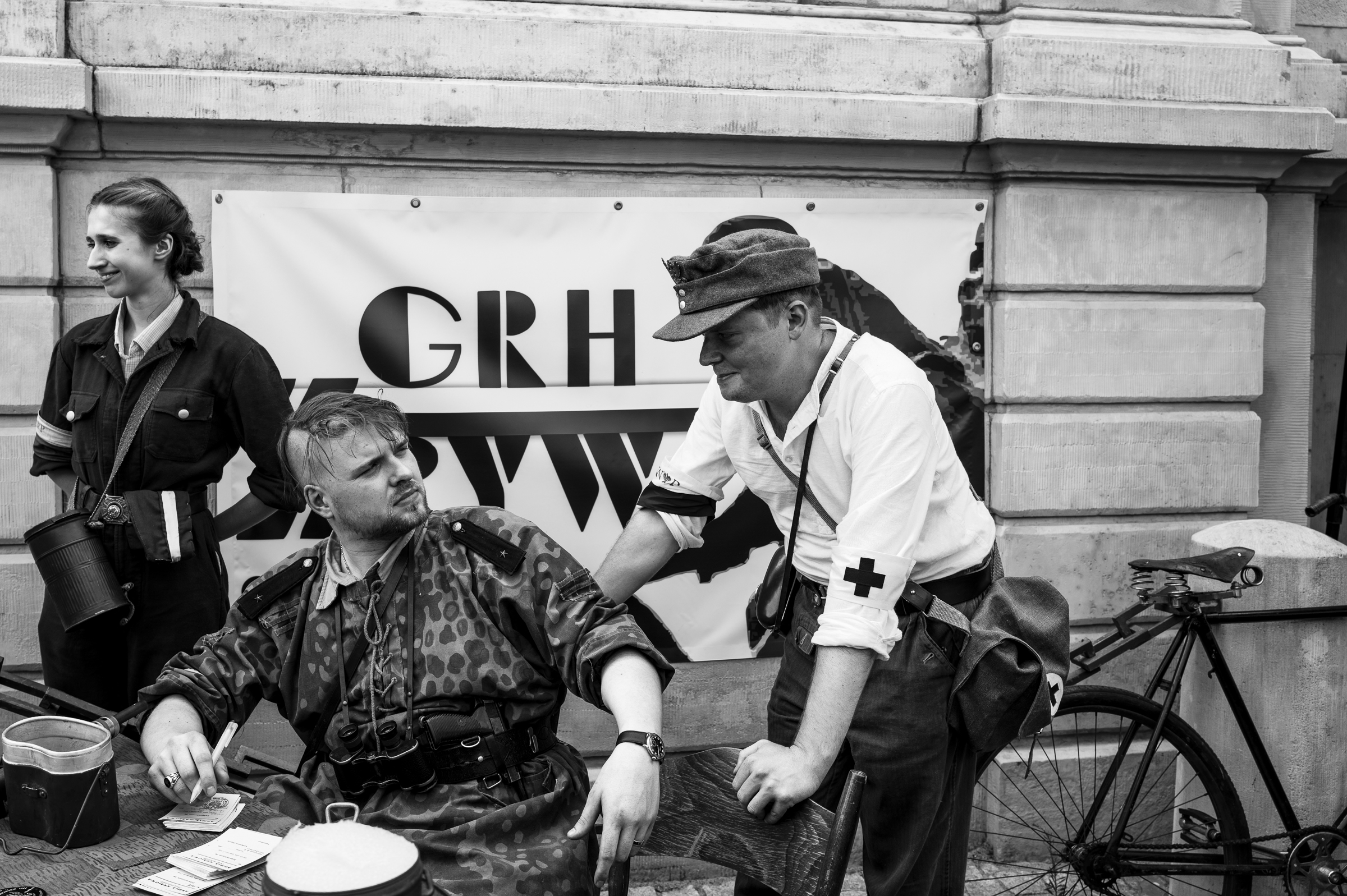 fot. Maciej Niedzielski, Grupa rekonstrukcji historycznej sfotografowana 1 sierpnia 2026 w Warszawie, czarno białe zdjęcie wykonane Leica Q3